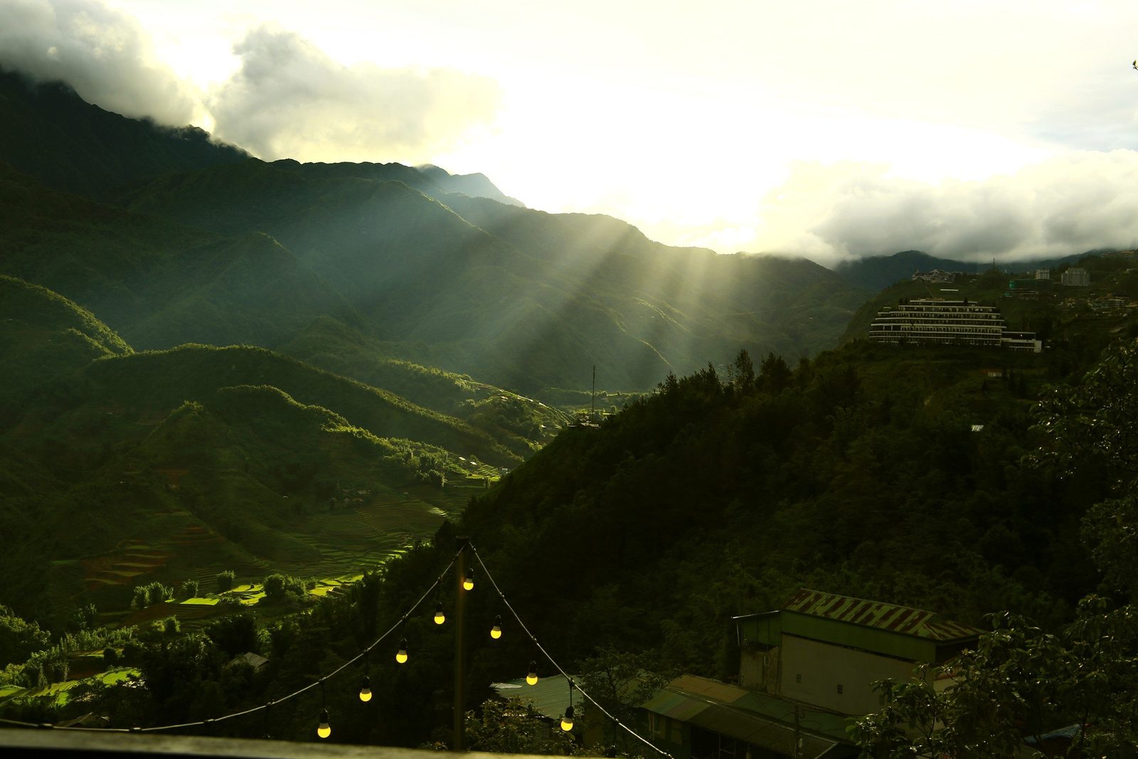 Ruộng bậc thang mùa lúa nhìn từ thung lũng gần Heaven House Sapa