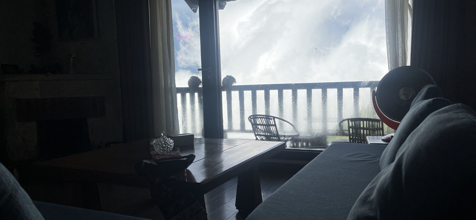 Biển mây tràn qua thung lũng nhìn từ ban công villa Heaven House