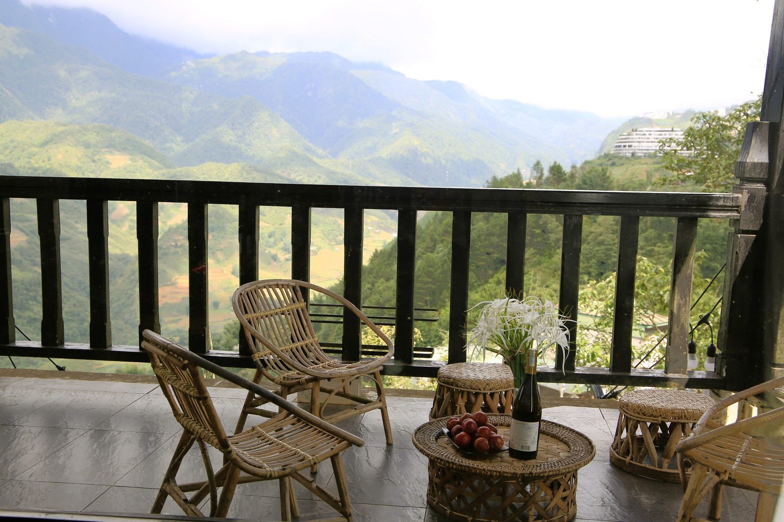 View ban công villa Heaven House nhìn ruộng bậc thang mùa lúa