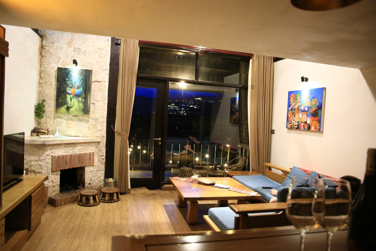 Phòng khách villa Sapa cho gia đình với lò sưởi đá và sofa — Heaven House Sapa
