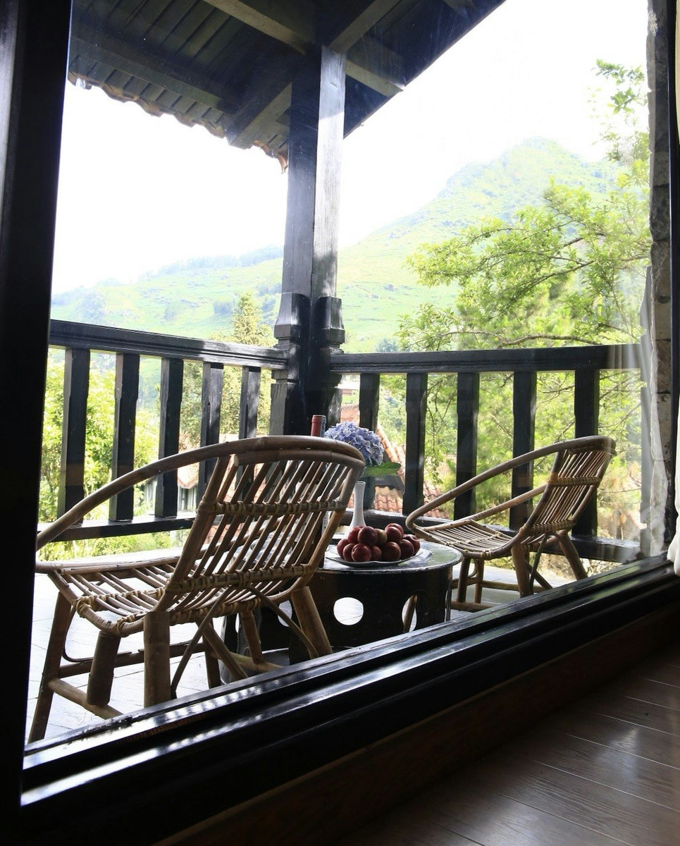 Ăn sáng trên ban công villa ngắm núi