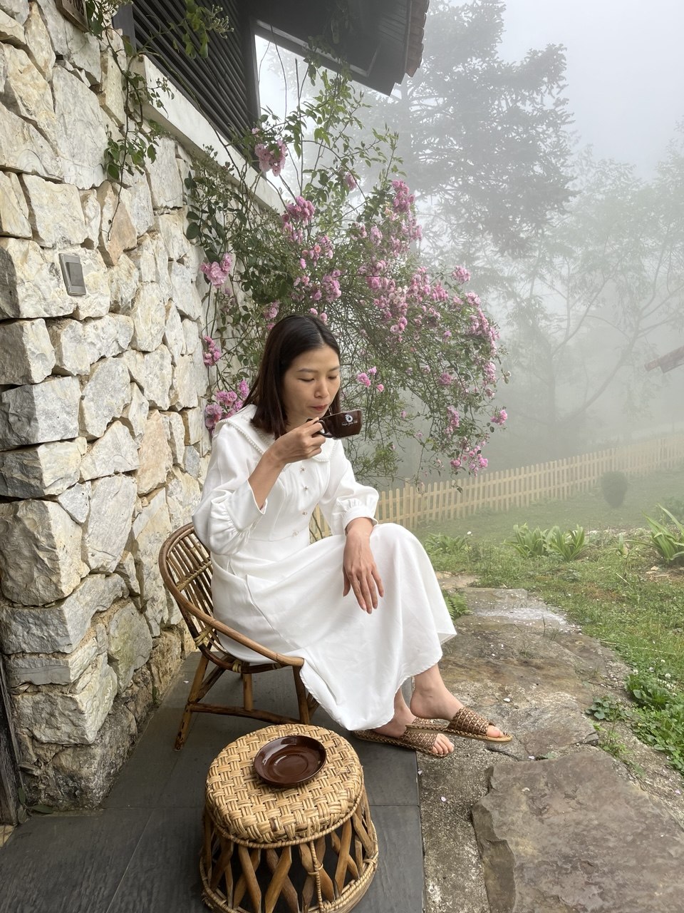 Cô gái uống cafe buổi sáng trong sương tại Heaven House Sapa
