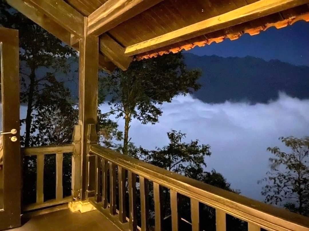 Ban công gỗ nhìn biển mây lúc hoàng hôn