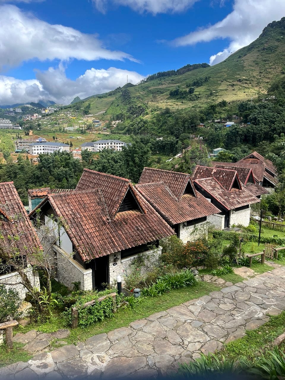 Bungalow đá nhìn ruộng bậc thang