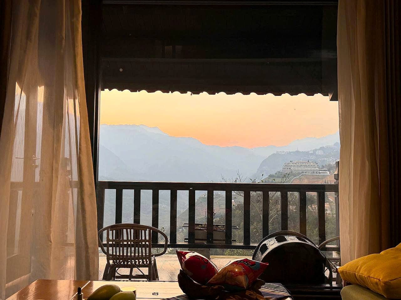 View từ phòng ra ban công lúc hoàng hôn