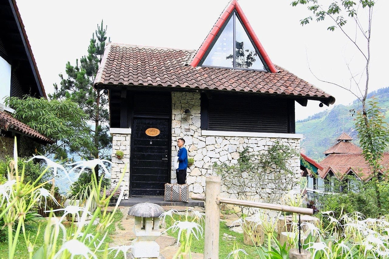 Villa đá mái ngói giữa vườn huệ trắng