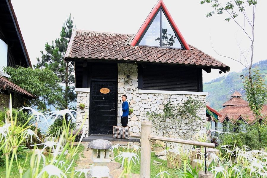 Villa đá mái ngói giữa vườn huệ trắng