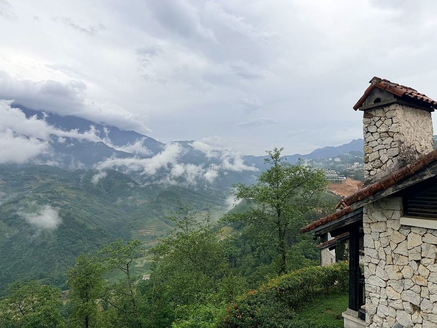 Ruộng bậc thang và núi Fansipan