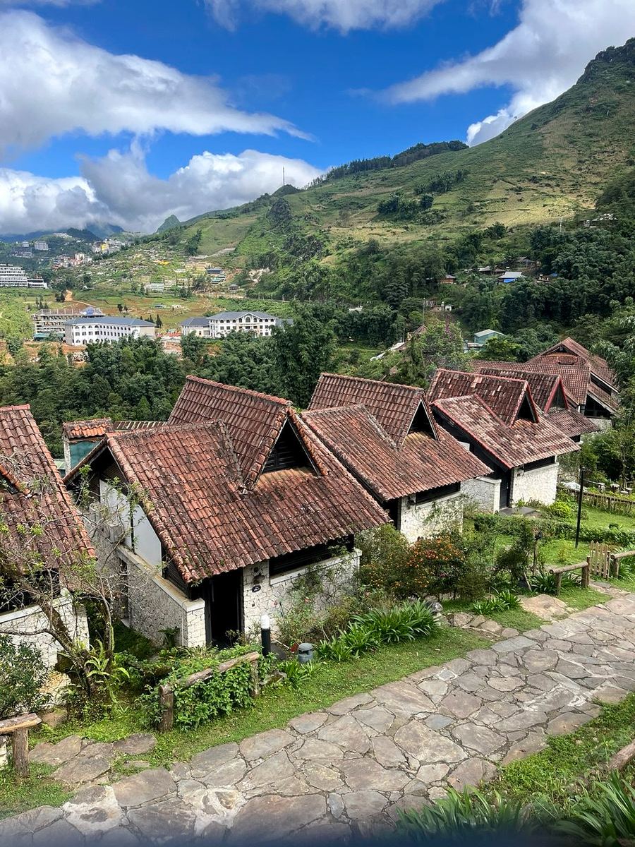 Bungalow đá nhìn ruộng bậc thang