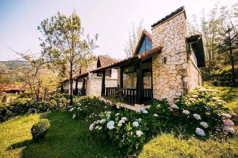 Villa đá mái ngói bên hiên gỗ và vườn cẩm tú cầu — Heaven House Sapa